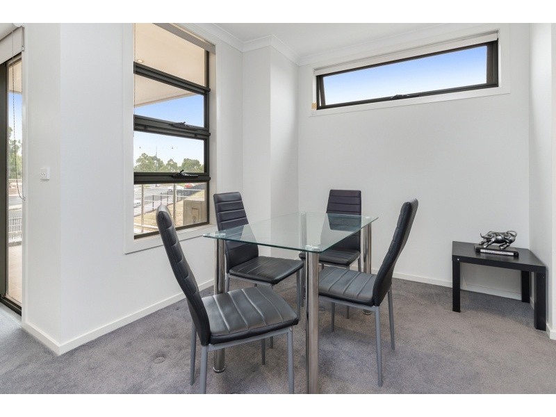 31/8 The Crossing, Caroline Springs VIC 3023