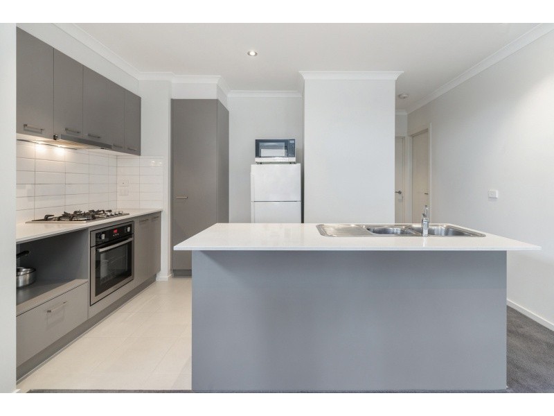 31/8 The Crossing, Caroline Springs VIC 3023