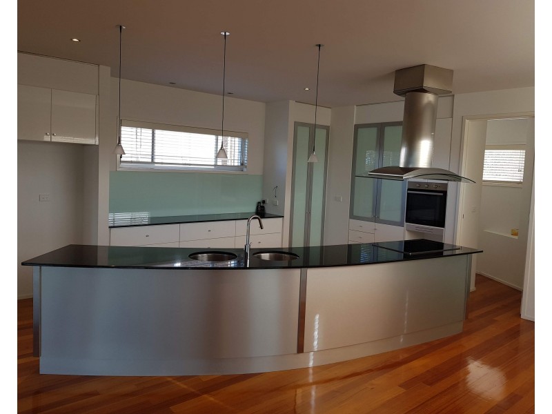 89 Riviera Road, Avondale Heights VIC 3034