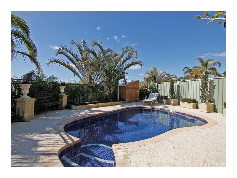 6 Delphi Place, Coogee WA 6166