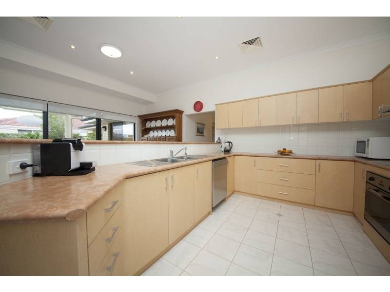 6 Areca Close, Munster WA 6166