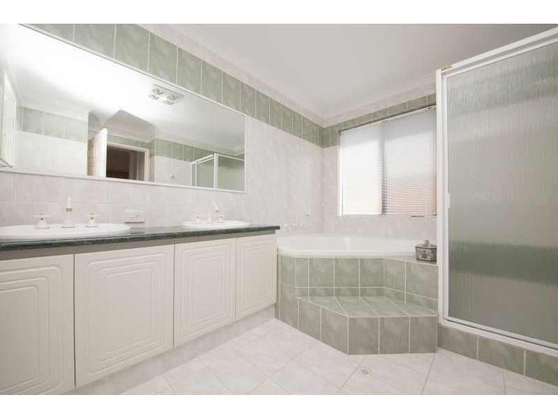 6 Areca Close, Munster WA 6166