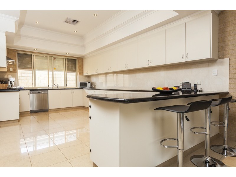 8 Carbine Way, Munster WA 6166