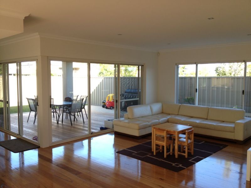 17 Leschenault Blv, Munster WA 6166