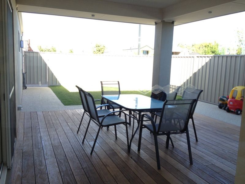 17 Leschenault Blv, Munster WA 6166