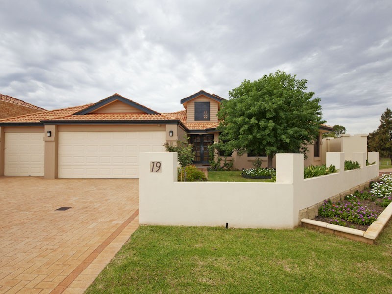 19 Husk Parade, Coogee WA 6166