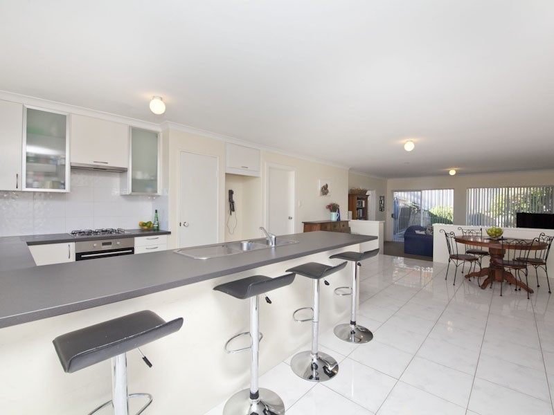 2 Nancy Way, Coogee WA 6166
