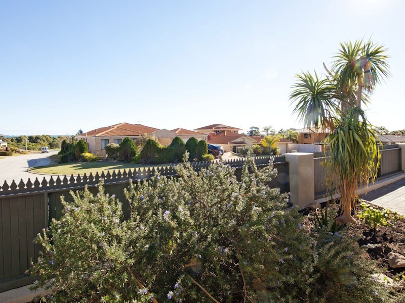 2 Nancy Way, Coogee WA 6166