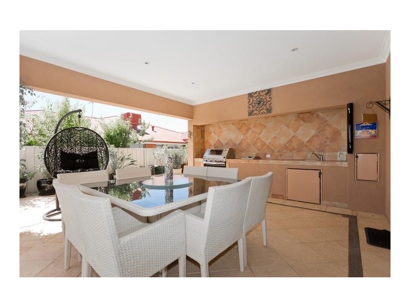 8 Soric Rise, Coogee WA 6166