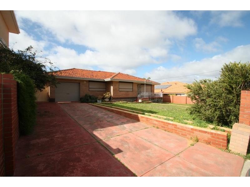 11 Richardson Road, Coogee WA 6166