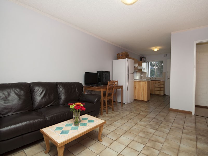 4/3 Burgundy Crescent, Spearwood WA 6163