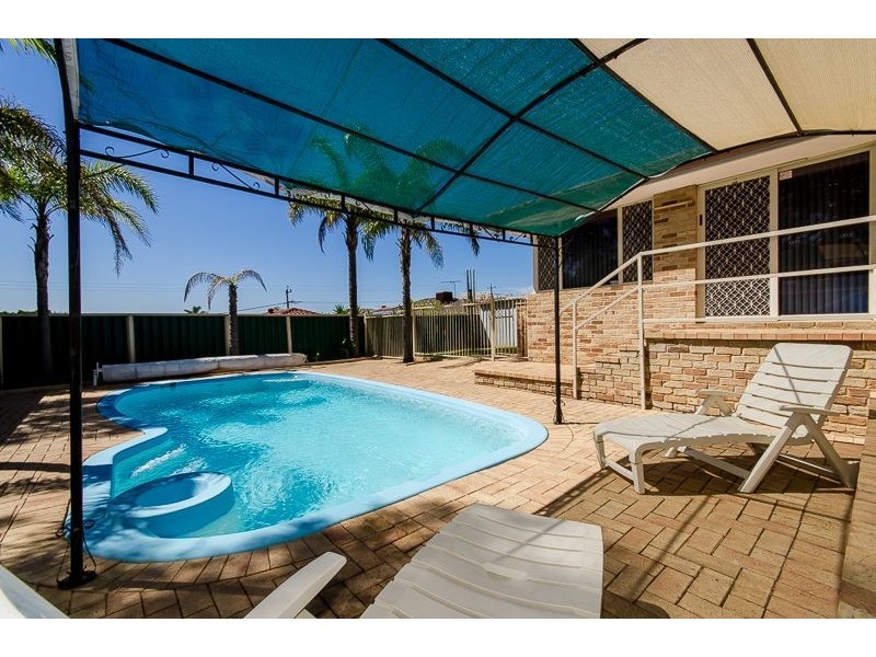 12 Oporto Rise, Coogee WA 6166