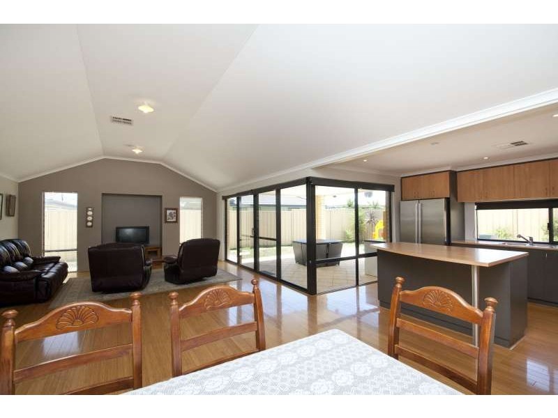 11 Mosman Loop, Success WA 6164