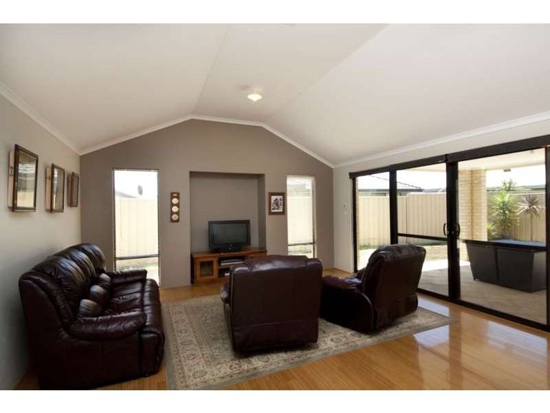 11 Mosman Loop, Success WA 6164