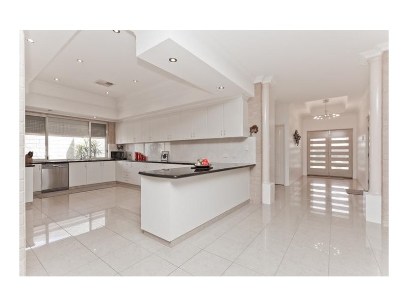 8 Carbine Way, Munster WA 6166