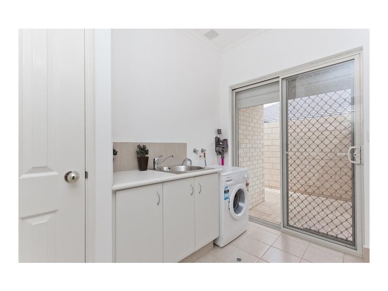 8 Carbine Way, Munster WA 6166