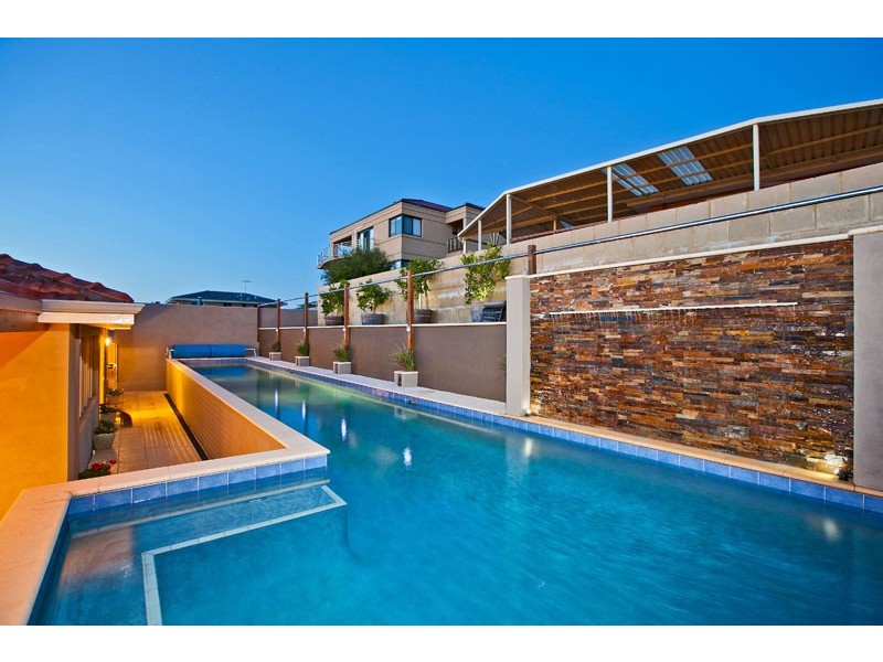 10 Careening Way, Coogee WA 6166