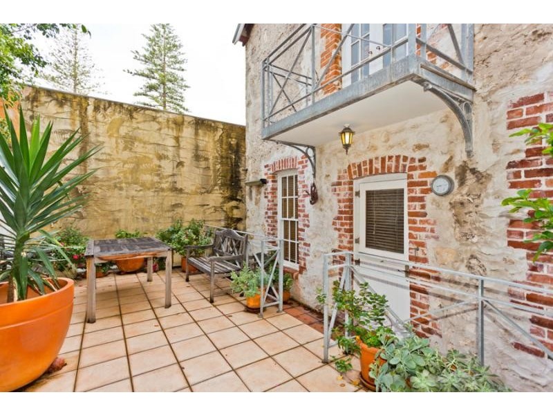 8/15 Essex Street, Fremantle WA 6160