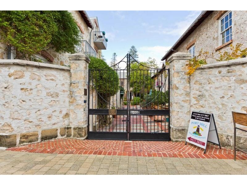 8/15 Essex Street, Fremantle WA 6160