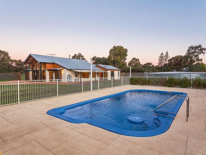 52 Country Drive, Oakford WA 6121
