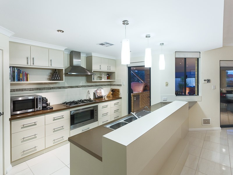 10 Ironbark Terrace, Hammond Park WA 6164