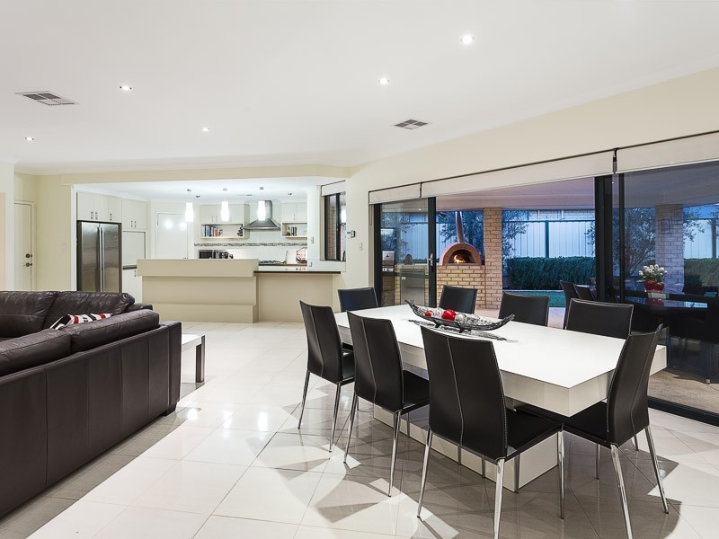 10 Ironbark Terrace, Hammond Park WA 6164