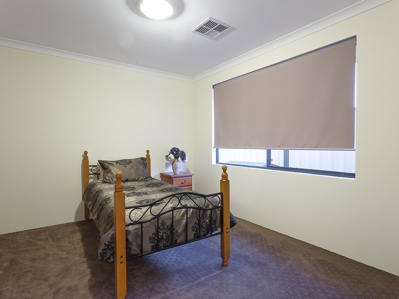 10 Ironbark Terrace, Hammond Park WA 6164