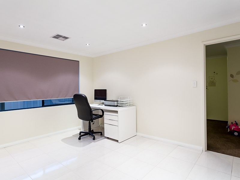 10 Ironbark Terrace, Hammond Park WA 6164