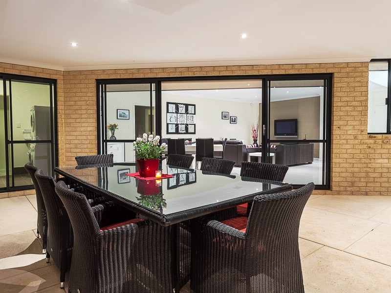 10 Ironbark Terrace, Hammond Park WA 6164