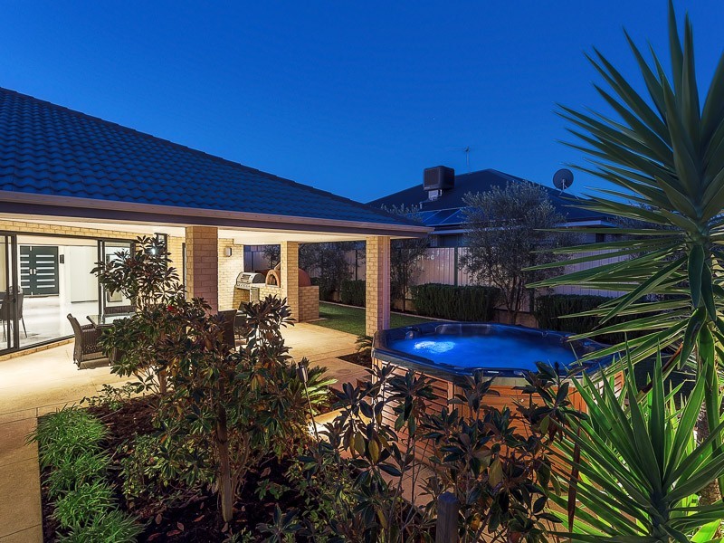 10 Ironbark Terrace, Hammond Park WA 6164