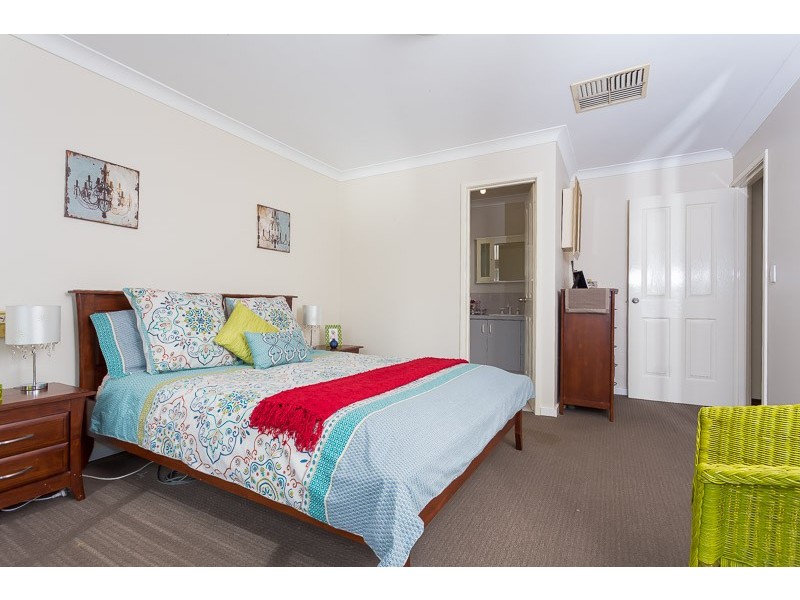 16 Sunshine Place, Bibra Lake WA 6163