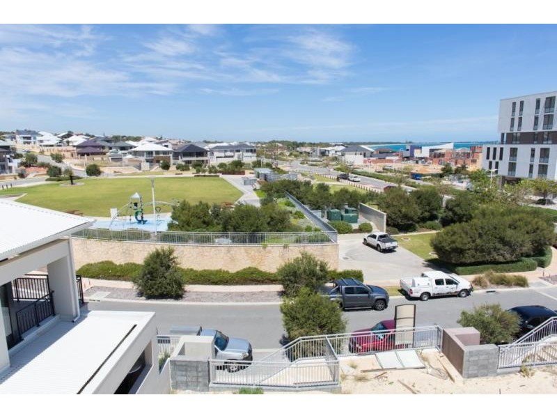 28 Lucretia Circle, North Coogee WA 6163