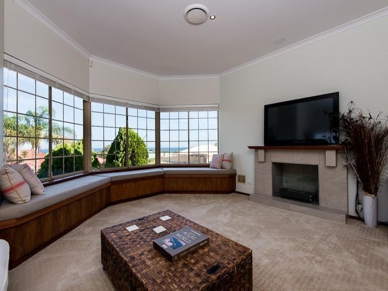 10 Careening Way, Coogee WA 6166