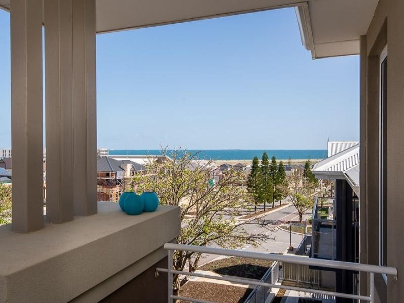 18 Pantheon Avenue, North Coogee WA 6163