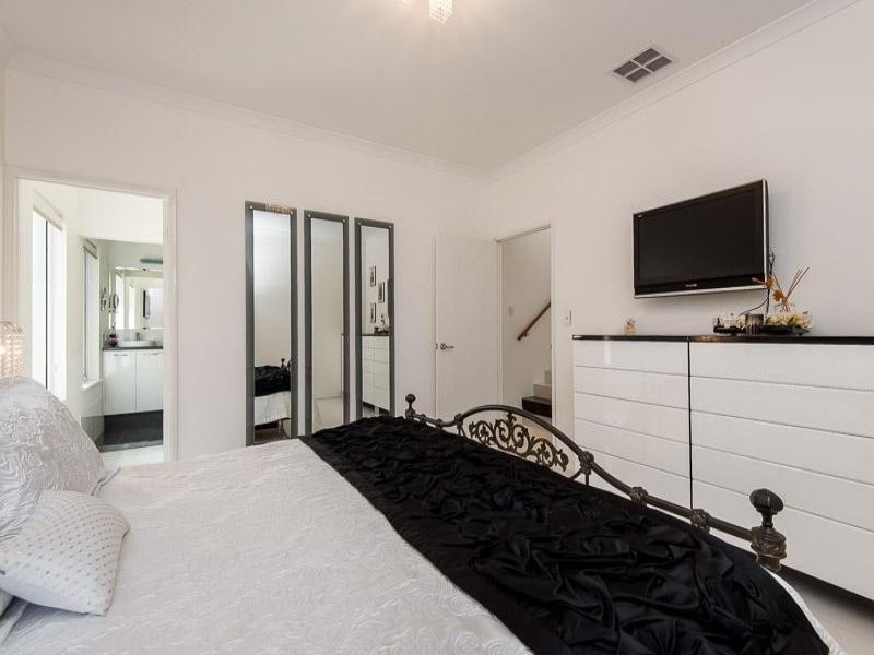 18 Pantheon Avenue, North Coogee WA 6163