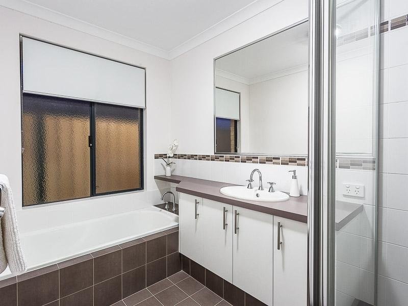10 Ironbark Terrace, Hammond Park WA 6164