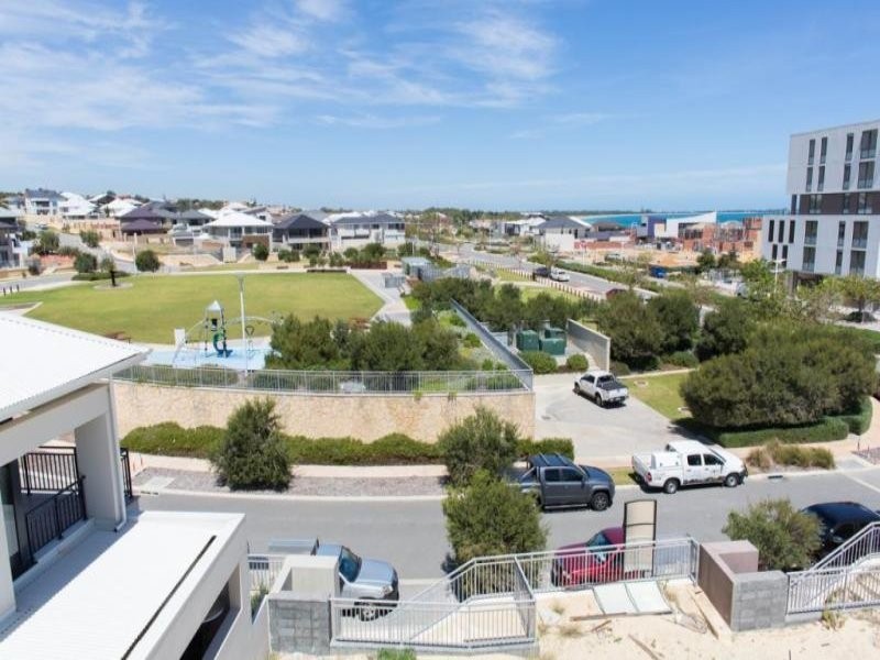 28 Lucretia Circle, North Coogee WA 6163