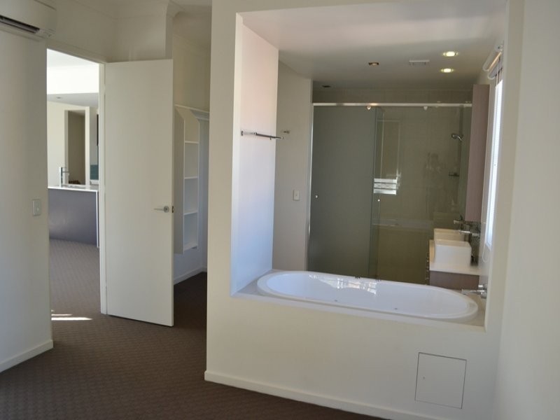 57/3030 The boulevard, Carrara QLD 4211