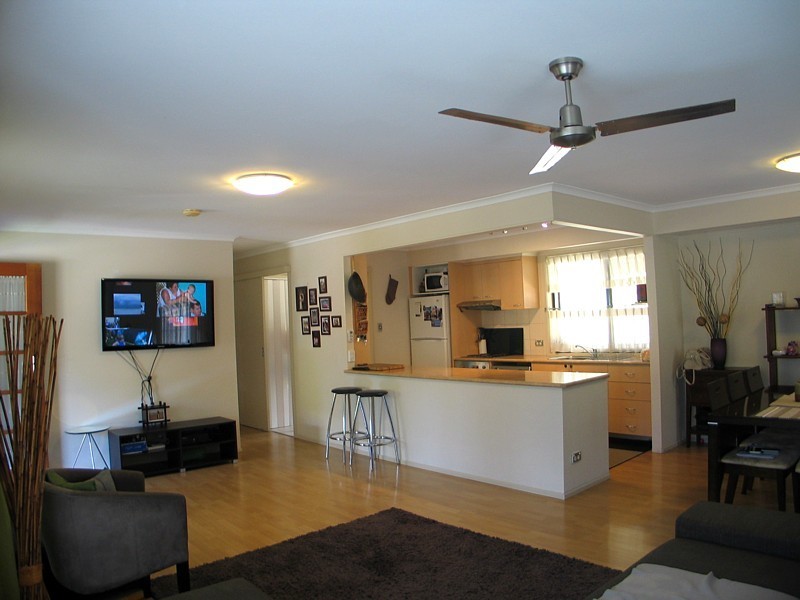 8 Guthrie Pde, Carrara QLD 4211