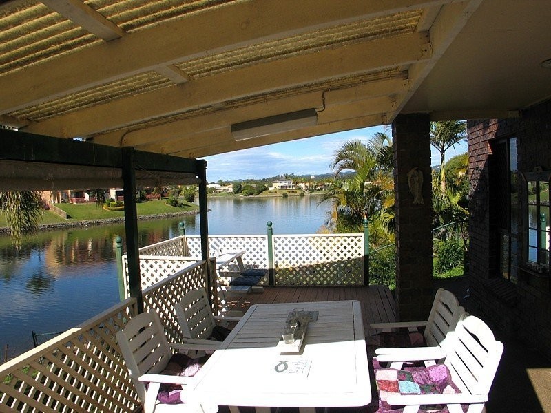 2 Seafoam Cl, Varsity Lakes QLD 4227