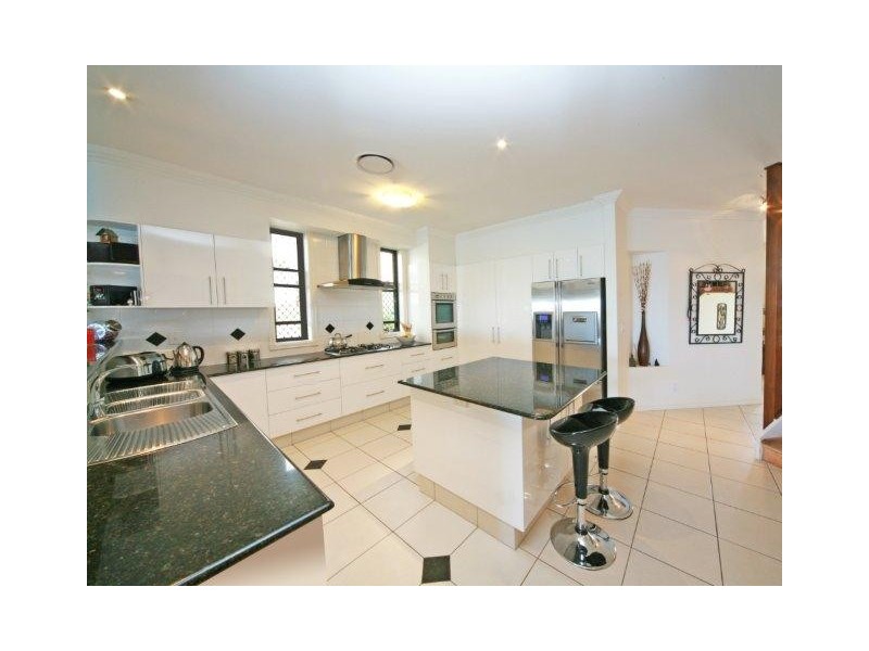 112 Sir Bruce Small Bvd, Benowa QLD 4217