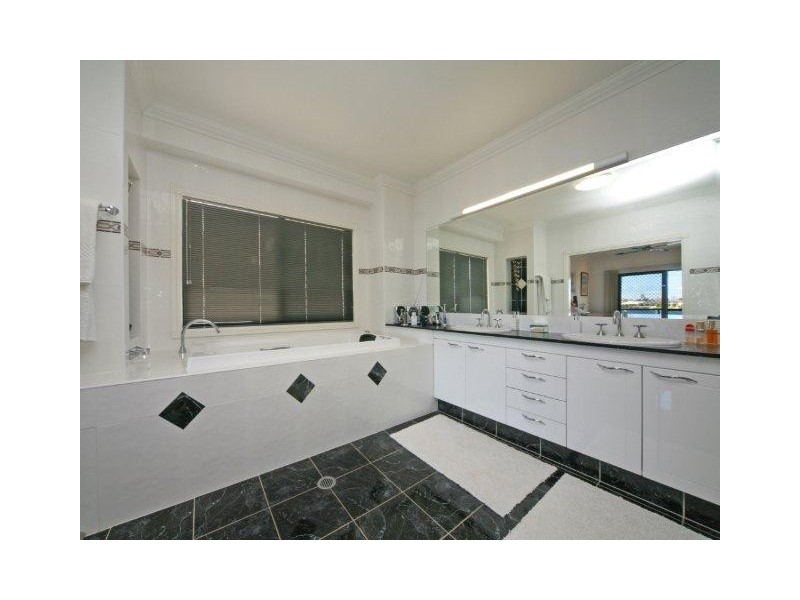 112 Sir Bruce Small Bvd, Benowa QLD 4217