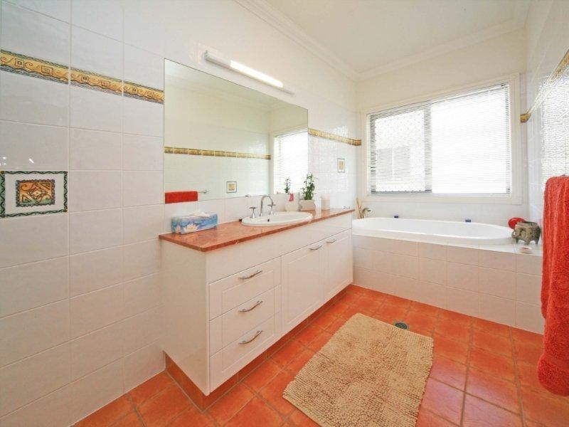 112 Sir Bruce Small Bvd, Benowa QLD 4217