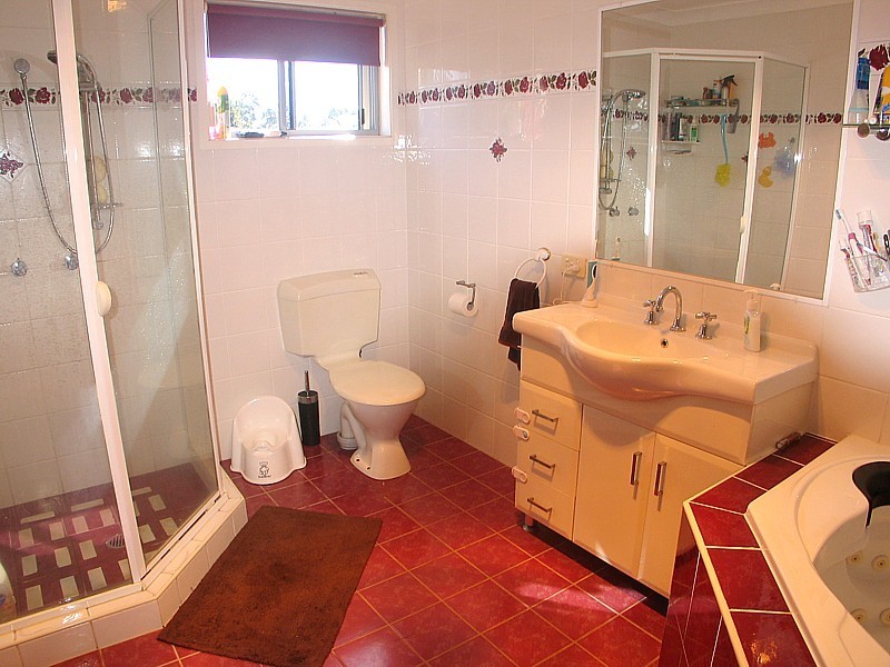 129 Explorers Way, Highland Park QLD 4211