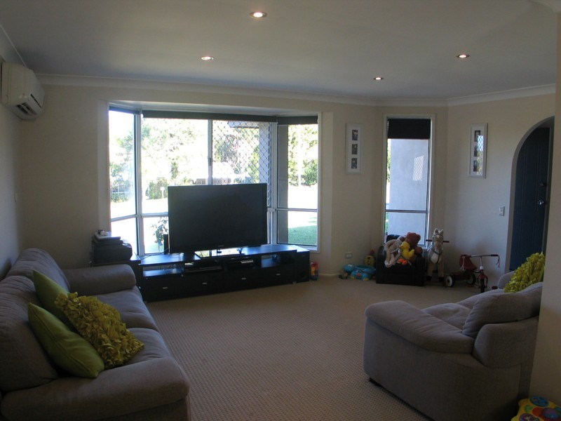 4 Muston Crt, Carrara QLD 4211