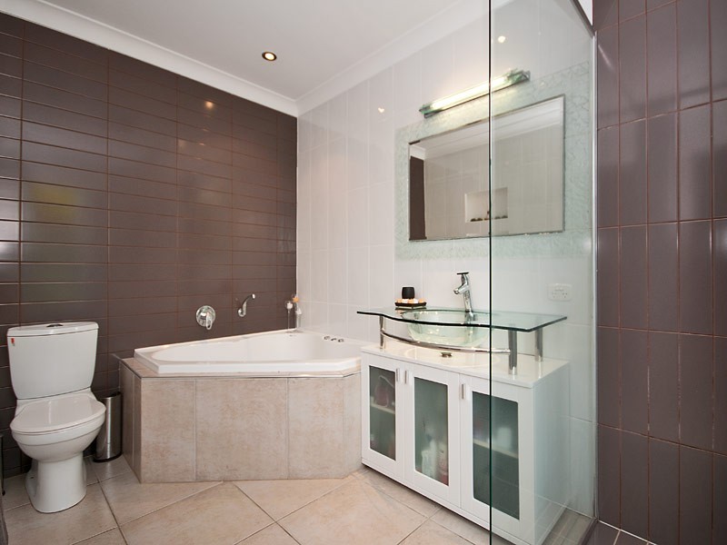 7 Berkley Crt, Highland Park QLD 4211