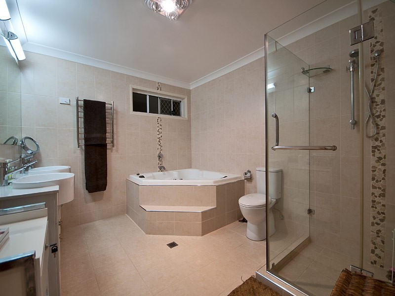 15 Freda Street, Ashmore QLD 4214