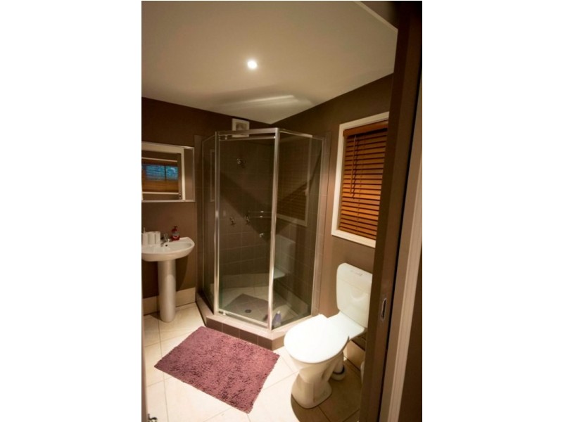 18 Tara Tce, Carrara QLD 4211