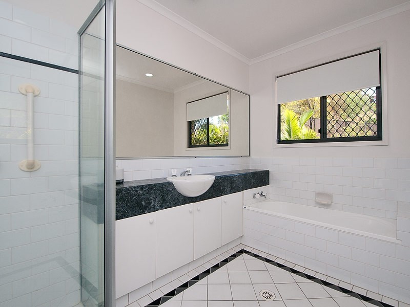 2/3 Tara Tce, Carrara QLD 4211