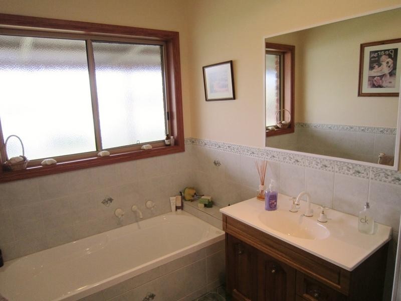 31 Golf Park Road, Charlton VIC 3525